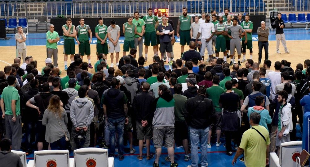 Ο κόσμος του Παναθηναϊκού στο ΟΑΚΑ: Μίλησαν σε Πεδουλάκη και παίκτες