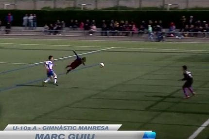 Πιτσιρικάς της Μπαρτσελόνα πέταξε για να σκοράρει