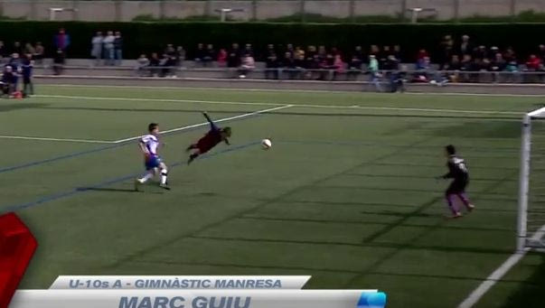 Πιτσιρικάς της Μπαρτσελόνα πέταξε για να σκοράρει