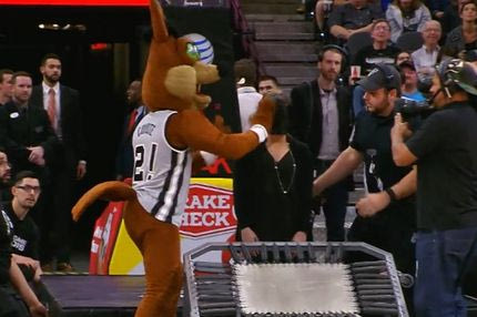 Αντί για κάρφωμα της έκανε πρόταση γάμου