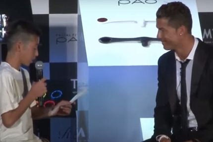 Ο Ρονάλντο υπερασπίζεται Ιάπωνα που προσπαθεί να μιλήσει πορτογαλικά