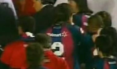 Πιάστηκαν στα χέρια πηγαίνοντας προς τα αποδυτήρια (vid)