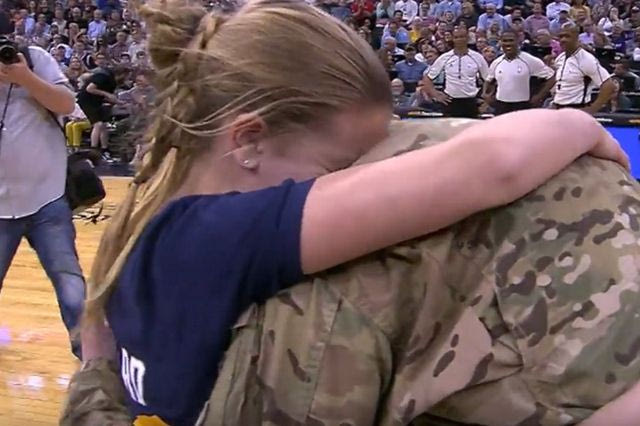 Έκπληξη από Τζαζ στα παιδιά στρατιώτη. Τον είδαν μετά από 7 μήνες