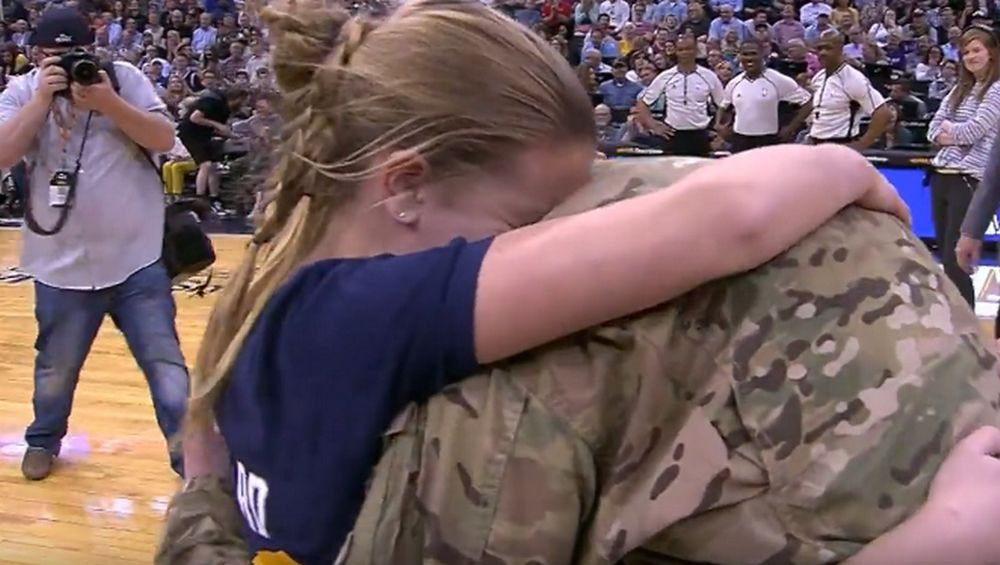 Έκπληξη από Τζαζ στα παιδιά στρατιώτη. Τον είδαν μετά από 7 μήνες