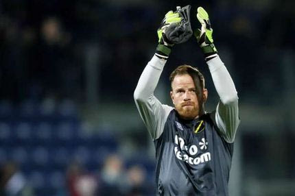 Τραγούδησαν το “You ‘ll never walk alone” για να στηρίξουν τον αντίπαλο τερματοφύλακα