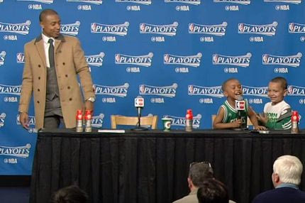 Το σόου των παιδιών του Τόμας στη συνέντευξη Τύπου