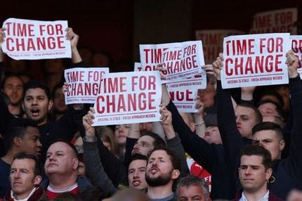 Οπαδοί κατά Βενγκέρ: “Ο Ρανιέρι πρωτάθλημα, εσύ δικαιολογίες”