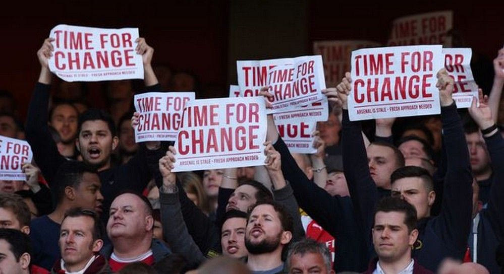 Οπαδοί κατά Βενγκέρ: “Ο Ρανιέρι πρωτάθλημα, εσύ δικαιολογίες”