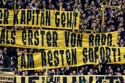 Πανό και συνθήματα κατά του Χούμελς από οπαδούς της Ντόρτμουντ