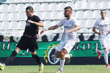 Μπουκάλι στον βοηθό: Διακοπή στο Μενίδι