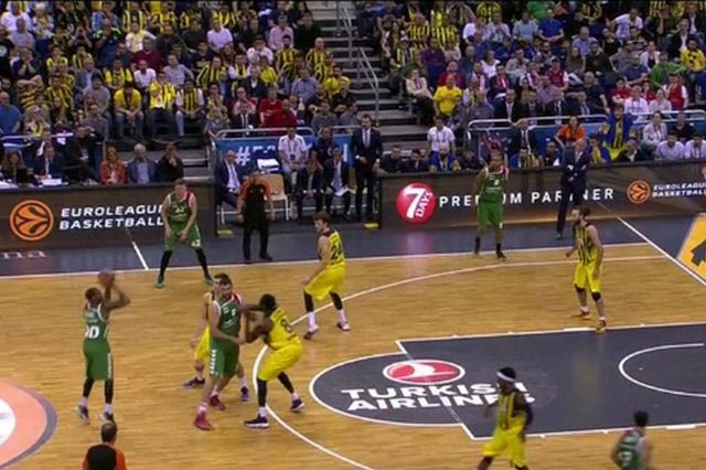 Ο Άνταμς εξέθεσε την άμυνα της Φενέρμπαχτσε