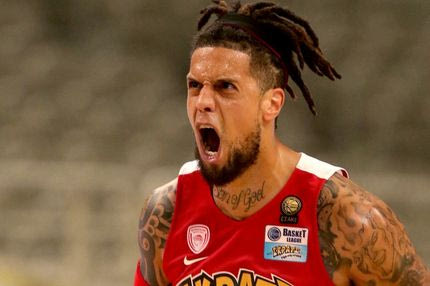 Το Λαύριο αποθέωσε Χάκετ για το φιλί