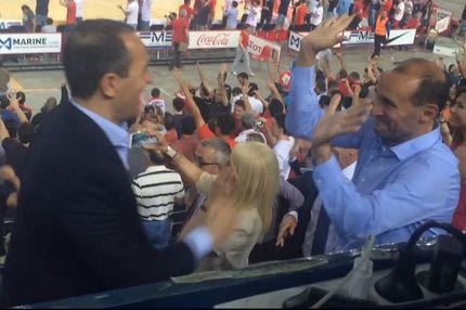 Σε έκσταση οι Αγγελόπουλοι: Το high-5 στο φινάλε στο ΣΕΦ!