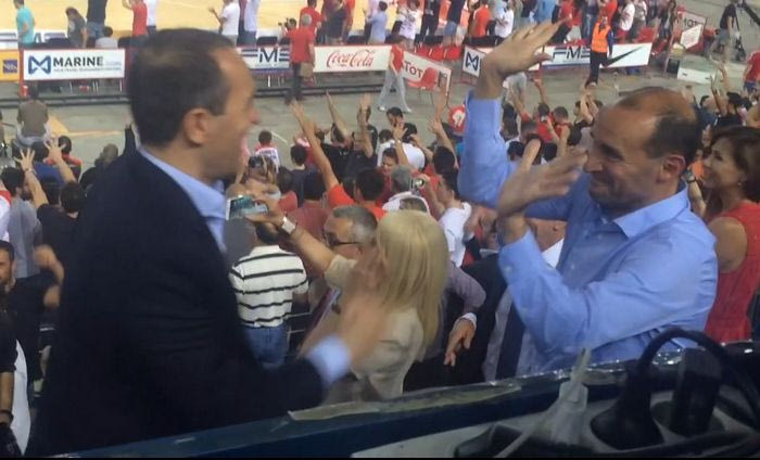 Σε έκσταση οι Αγγελόπουλοι: Το high-5 στο φινάλε στο ΣΕΦ!