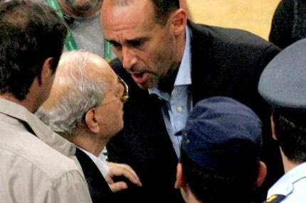 Εναγκαλισμός Π. Αγγελόπουλου με Θ. Γιαννακόπουλο