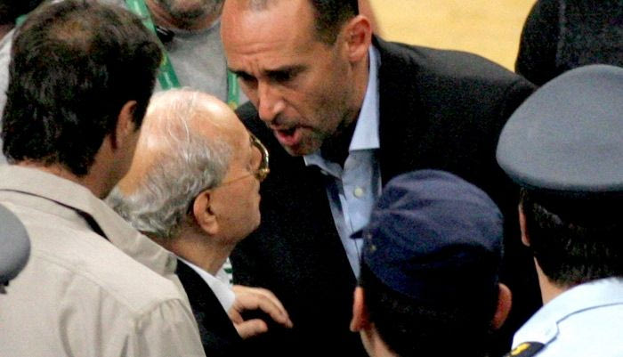 Εναγκαλισμός Π. Αγγελόπουλου με Θ. Γιαννακόπουλο