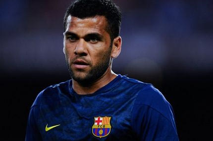 Ο Άλβες με… φούστα στη φιέστα της Μπαρτσελόνα