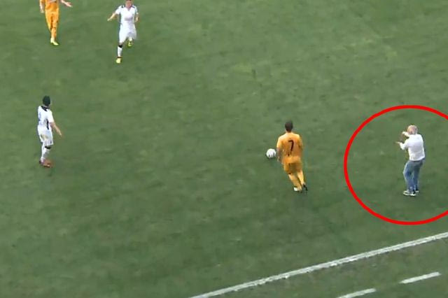 Ο Αναστόπουλος μπήκε στο γήπεδο και το παιχνίδι συνεχίστηκε κανονικά!