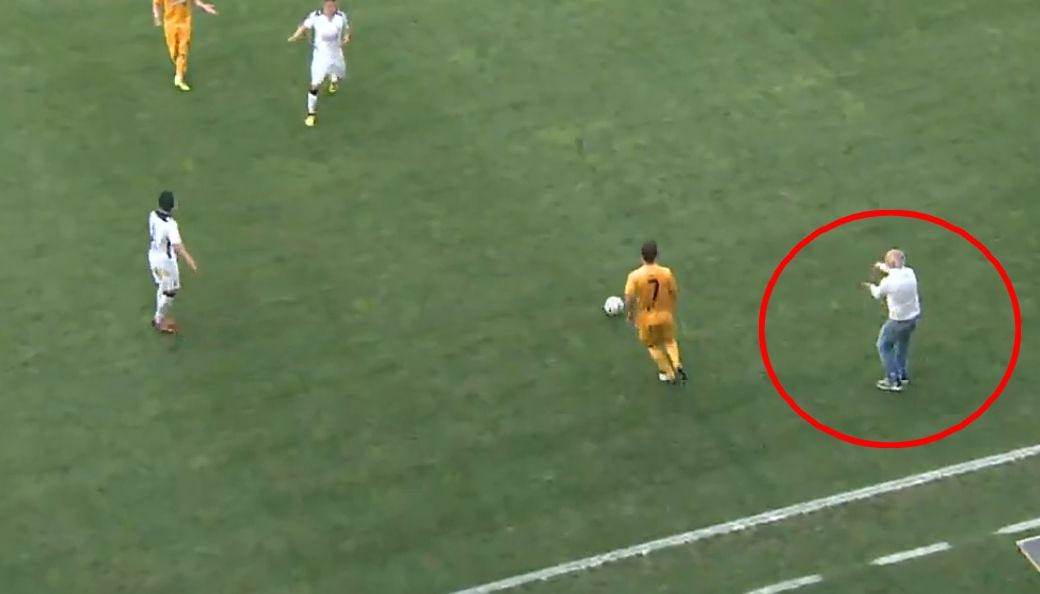 Ο Αναστόπουλος μπήκε στο γήπεδο και το παιχνίδι συνεχίστηκε κανονικά!