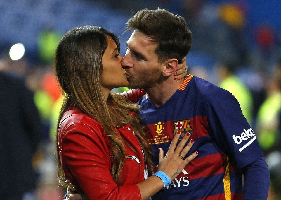 Το “καυτό” φιλί του Μέσι με τη σύζυγό του