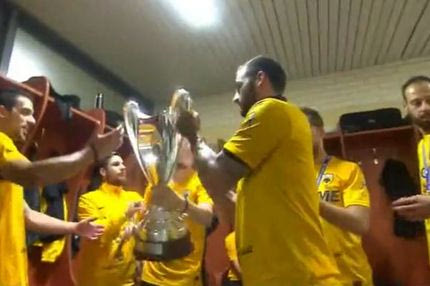 Το πάρτι στα αποδυτήρια της ΑΕΚ