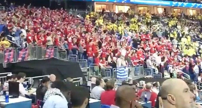 Με ελληνική σημαία οι Βάσκοι φίλαθλοι