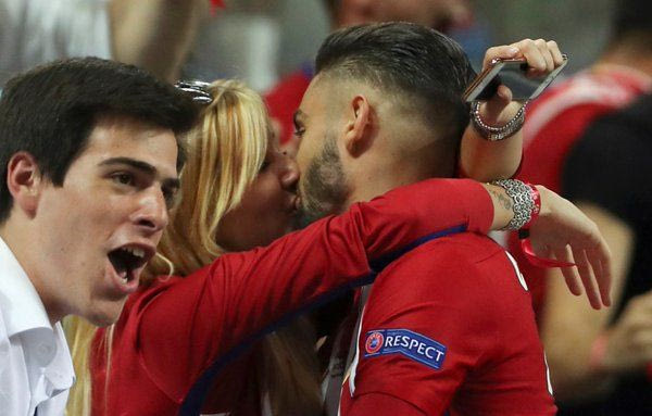 Πανηγυρισμός με φιλί στη σέξι σύντροφό του ο Καράσκο!