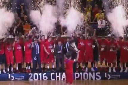 Η απονομή του τροπαίου κι οι πανηγυρισμοί των παικτών της ΤΣΣΚΑ