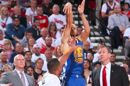 Εντυπωσιακή επιστροφή Κάρι και νίκη στην παράταση για Γουόριορς