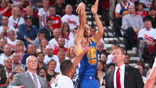 Εντυπωσιακή επιστροφή Κάρι και νίκη στην παράταση για Γουόριορς