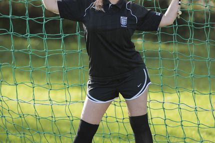 Η γυναίκα διαιτητής που θέλει να βάλει “φωτιά” στην Premier League