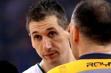 Την “έπεσαν” σε οπαδό του Ολυμπιακού για να μη φωτογραφηθεί με τον Διαμαντίδη