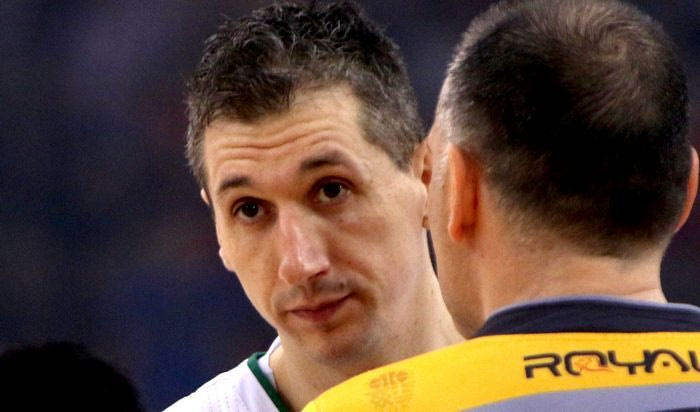 Την “έπεσαν” σε οπαδό του Ολυμπιακού για να μη φωτογραφηθεί με τον Διαμαντίδη