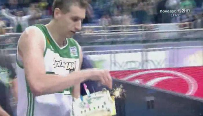 Η τούρτα – έκπληξη στον Διαμαντίδη για τα γενέθλιά του