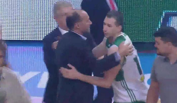 Η αγκαλιά του Αγγελόπουλου στον Διαμαντίδη