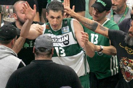 ΡΑΓΙΣΑΝ ΚΑΡΔΙΕΣ: Η αποχώρηση εν μέσω αποθέωσης του Διαμαντίδη