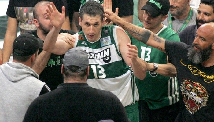 ΡΑΓΙΣΑΝ ΚΑΡΔΙΕΣ: Η αποχώρηση εν μέσω αποθέωσης του Διαμαντίδη