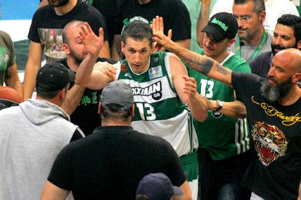 A-Π-Ι-Σ-Τ-Ε-Υ-Τ-Ε-Σ στιγμές με Διαμαντίδη: Αποθέωση έξω από τα αποδυτήρια