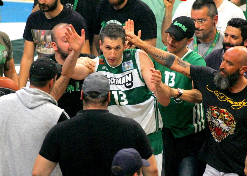 A-Π-Ι-Σ-Τ-Ε-Υ-Τ-Ε-Σ στιγμές με Διαμαντίδη: Αποθέωση έξω από τα αποδυτήρια