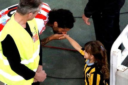 Η ΦΩΤΟΓΡΑΦΙΑ ΤΟΥ ΤΕΛΙΚΟΥ: Συγκλόνισε ο Ντομίνγκες με την κίνησή του!