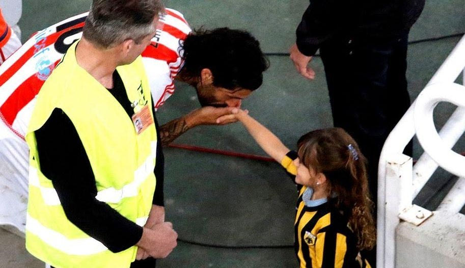 Η ΦΩΤΟΓΡΑΦΙΑ ΤΟΥ ΤΕΛΙΚΟΥ: Συγκλόνισε ο Ντομίνγκες με την κίνησή του!