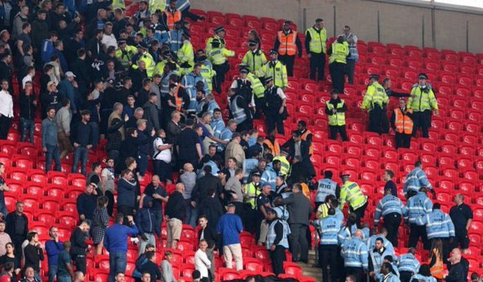 Συγκρούσεις οπαδών και ξύλο στο Γουέμπλεϊ