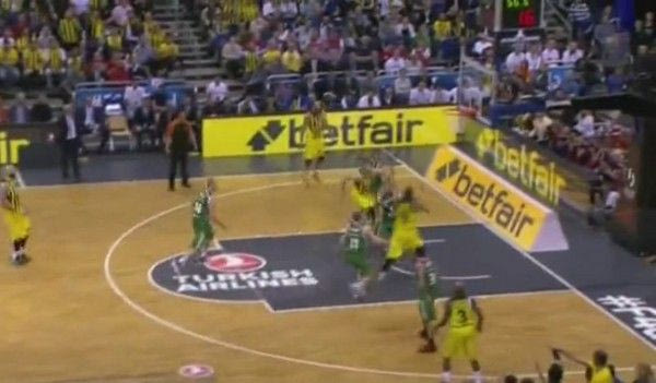 Σλούκας πασάρει, Βέσελι καρφώνει