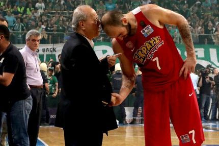 ΑΠΙΣΤΕΥΤΟ: Συνομιλία Σπανούλη με Θανάση Γιαννακόπουλο την ώρα του αγώνα