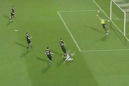 H ασύλληπτη απόκρουση του Γλύκου στο σουτ του Πέτριτς!