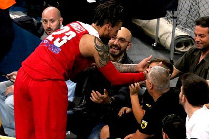 O Χάκετ φίλησε μικρό φίλο της ΑΕΚ!