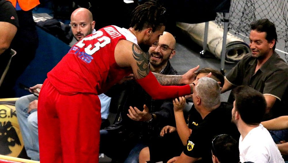 O Χάκετ φίλησε μικρό φίλο της ΑΕΚ!