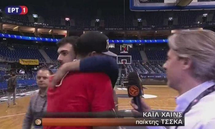 Ο θερμός εναγκαλισμός on camera του Χάινς με τον Σλούκα