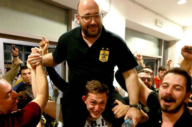 Απίστευτο γλέντι: Σήκωσαν στα χέρια τον Λάσκαρη!