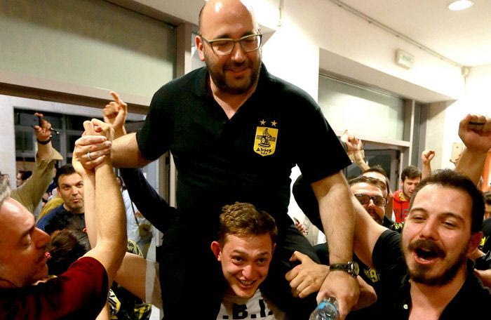 Απίστευτο γλέντι: Σήκωσαν στα χέρια τον Λάσκαρη!